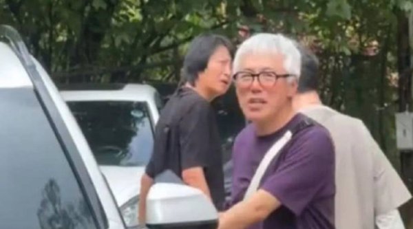 启天配资 58 岁金曲歌王张宇满头白发现身街头, 经纪人称其生活状况良好